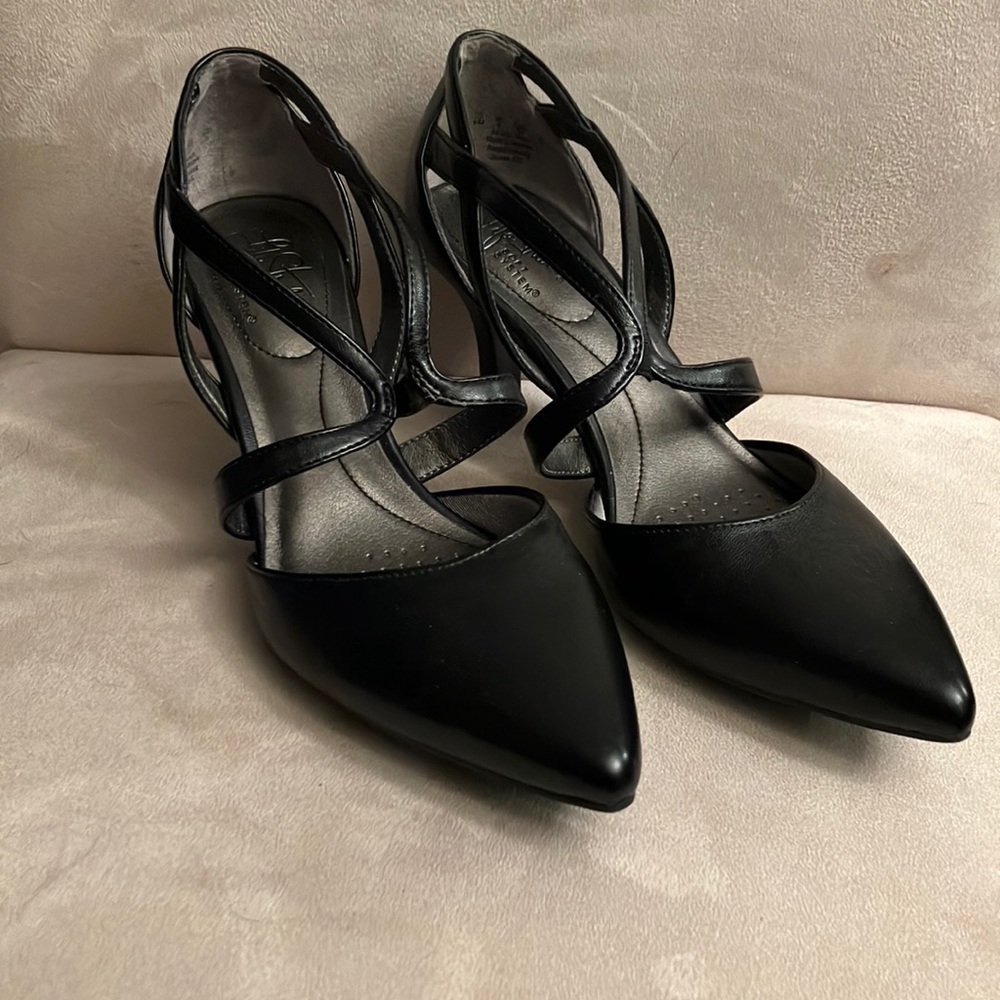 Shoes low heels size 8 by “Life Strides soft system”